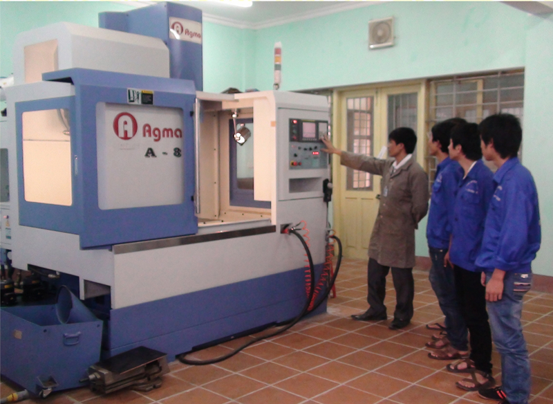 Giờ học thực hành trên máy CNC