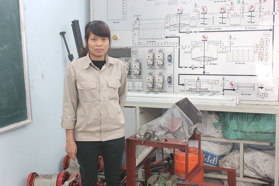 Nữ giáo viên và chiếc máy nghiền bột sắn dây tự tạo