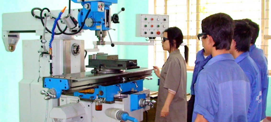 Giờ học thực hành cắt gọt kim loại