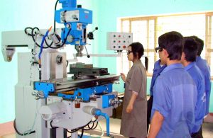 Giờ học thực hành cắt gọt kim loại