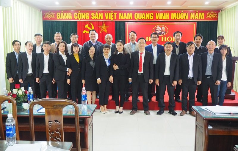 Đảng bộ Trường và các đồng chí chúc mừng các đồng chí Chi ủy Chi bộ nhiệm kỳ 2020-2022