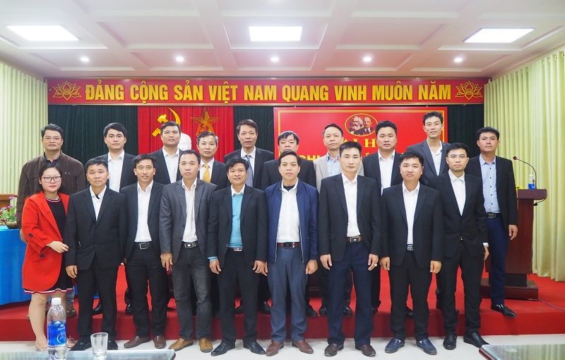 Lãnh đạo Nhà trường chụp ảnh với Chi bộ Giáo viên 1