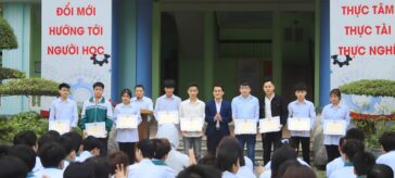 LỄ CHÀO CỜ ĐẦU TUẦN VÀ TRAO THƯỞNG CHO CÁC TẬP THỂ, CÁ NHÂN  CỦA HỆ GDTX CẤP THPT