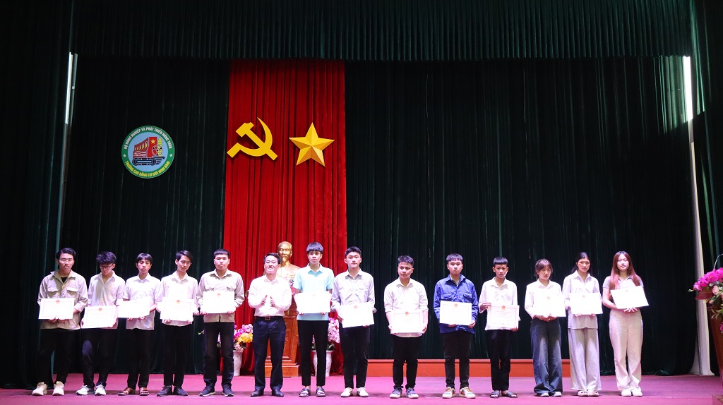 Lễ Chào cờ tháng 5/2025 và trao các danh hiệu thi đua học kỳ 1, năm học 2024-2025 2 IMG 3185
