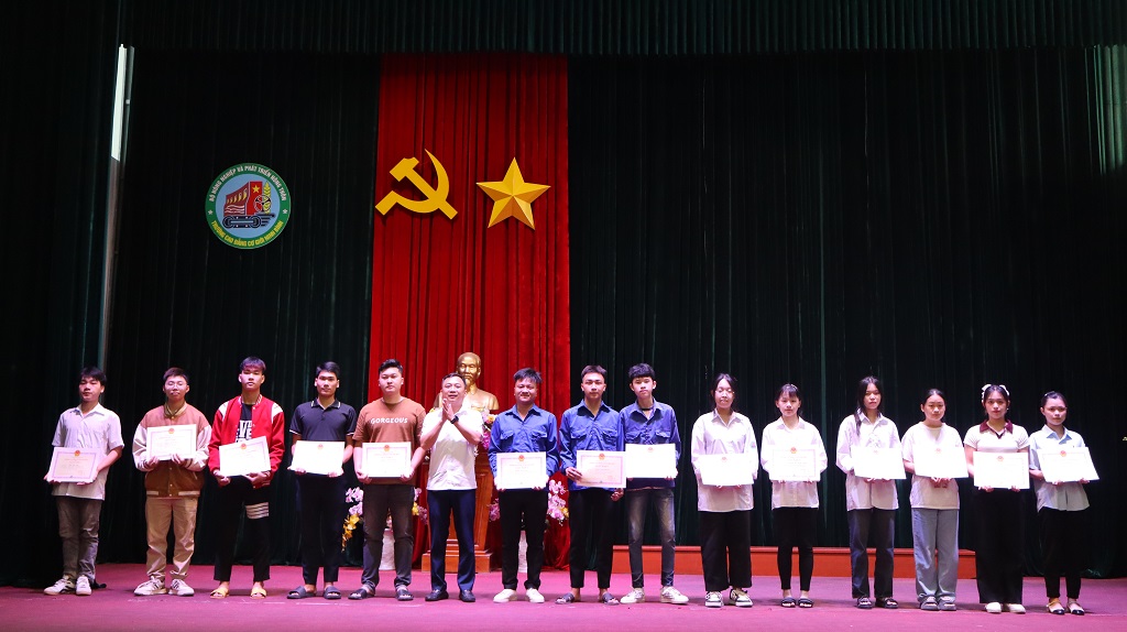 Lễ Chào cờ tháng 5/2025 và trao các danh hiệu thi đua học kỳ 1, năm học 2024-2025 6 IMG 3193