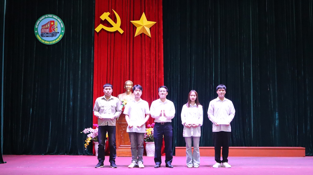 Lễ Chào cờ tháng 5/2025 và trao các danh hiệu thi đua học kỳ 1, năm học 2024-2025 4 IMG 3201