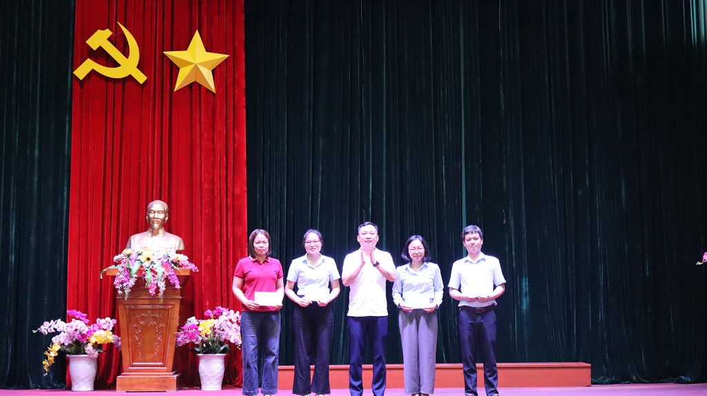 Lễ Chào cờ tháng 5/2025 và trao các danh hiệu thi đua học kỳ 1, năm học 2024-2025 7 IMG 3207
