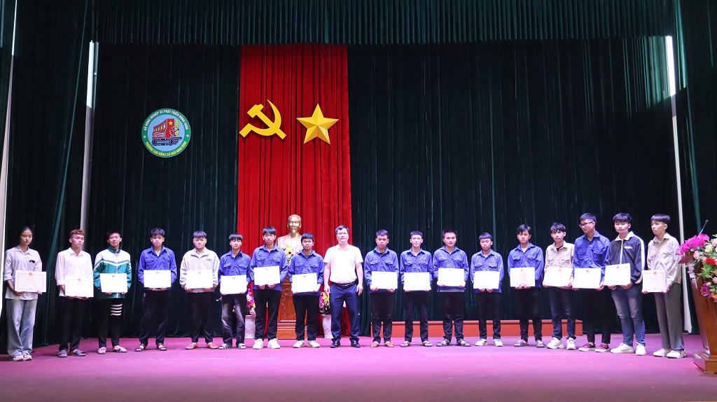 Lễ Chào cờ tháng 5/2025 và trao các danh hiệu thi đua học kỳ 1, năm học 2024-2025 9 IMG 3231