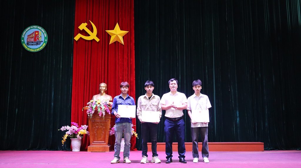 Lễ Chào cờ tháng 5/2025 và trao các danh hiệu thi đua học kỳ 1, năm học 2024-2025 10 IMG 3238