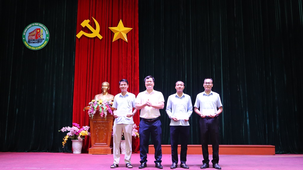 Lễ Chào cờ tháng 5/2025 và trao các danh hiệu thi đua học kỳ 1, năm học 2024-2025 11 IMG 3249