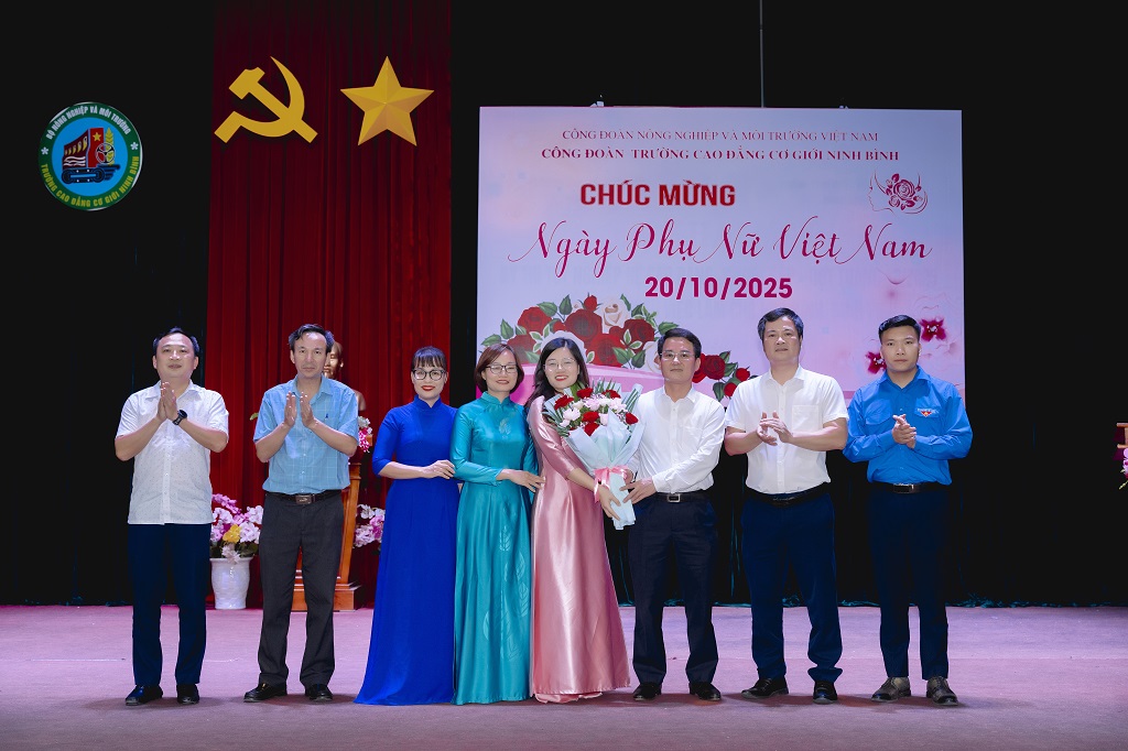 Công đoàn Trường Cao đẳng Cơ giới Ninh Bình tổ chức Kỷ niệm 95 năm ngày thành lập Hội Liên hiệp phụ nữ Việt Nam (20/10/1930 - 20/10/2025) 4 0K 07846