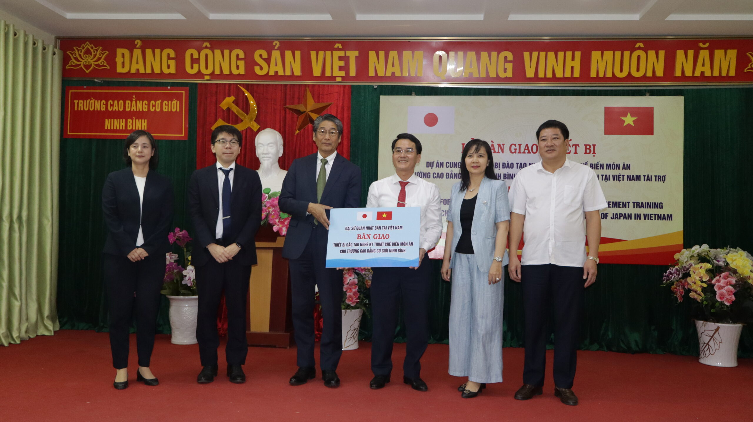 Trường Cao đẳng Cơ giới Ninh Bình nhận bàn giao thiết bị: Dự án “Cung cấp thiết bị đào tạo nghề Kỹ thuật chế biến món ăn cho Trường Cao đẳng Cơ giới Ninh Bình” sử dụng vốn thuộc Chương trình viện trợ không hoàn lại cấp cơ sở của Chính phủ Nhật Bản. 3 1 scaled