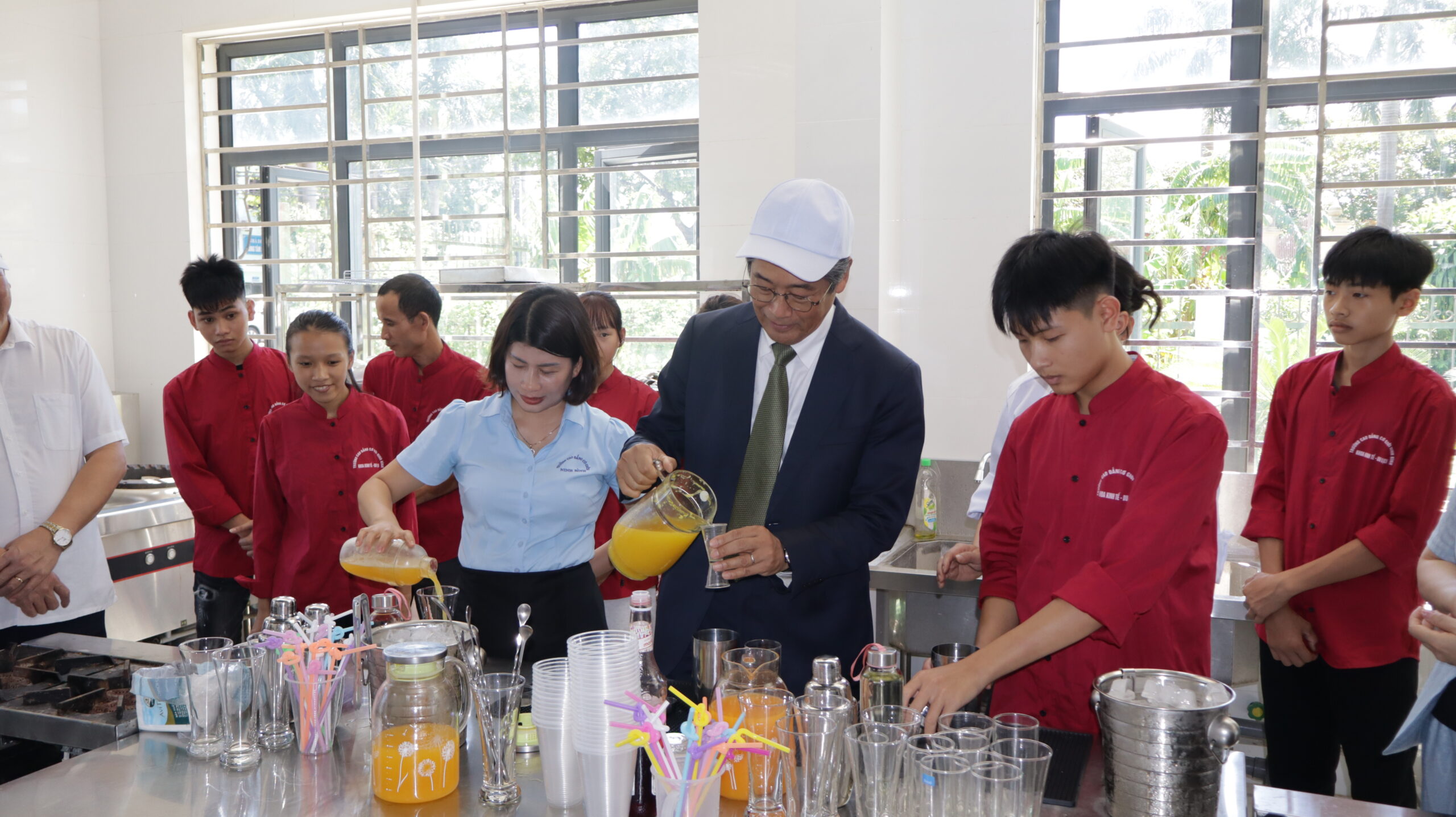 Trường Cao đẳng Cơ giới Ninh Bình nhận bàn giao thiết bị: Dự án “Cung cấp thiết bị đào tạo nghề Kỹ thuật chế biến món ăn cho Trường Cao đẳng Cơ giới Ninh Bình” sử dụng vốn thuộc Chương trình viện trợ không hoàn lại cấp cơ sở của Chính phủ Nhật Bản. 11 11 scaled