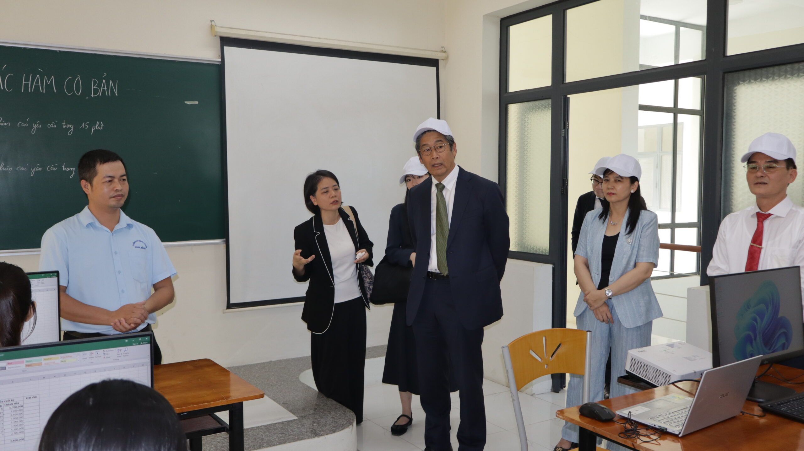 Trường Cao đẳng Cơ giới Ninh Bình nhận bàn giao thiết bị: Dự án “Cung cấp thiết bị đào tạo nghề Kỹ thuật chế biến món ăn cho Trường Cao đẳng Cơ giới Ninh Bình” sử dụng vốn thuộc Chương trình viện trợ không hoàn lại cấp cơ sở của Chính phủ Nhật Bản. 12 12 scaled