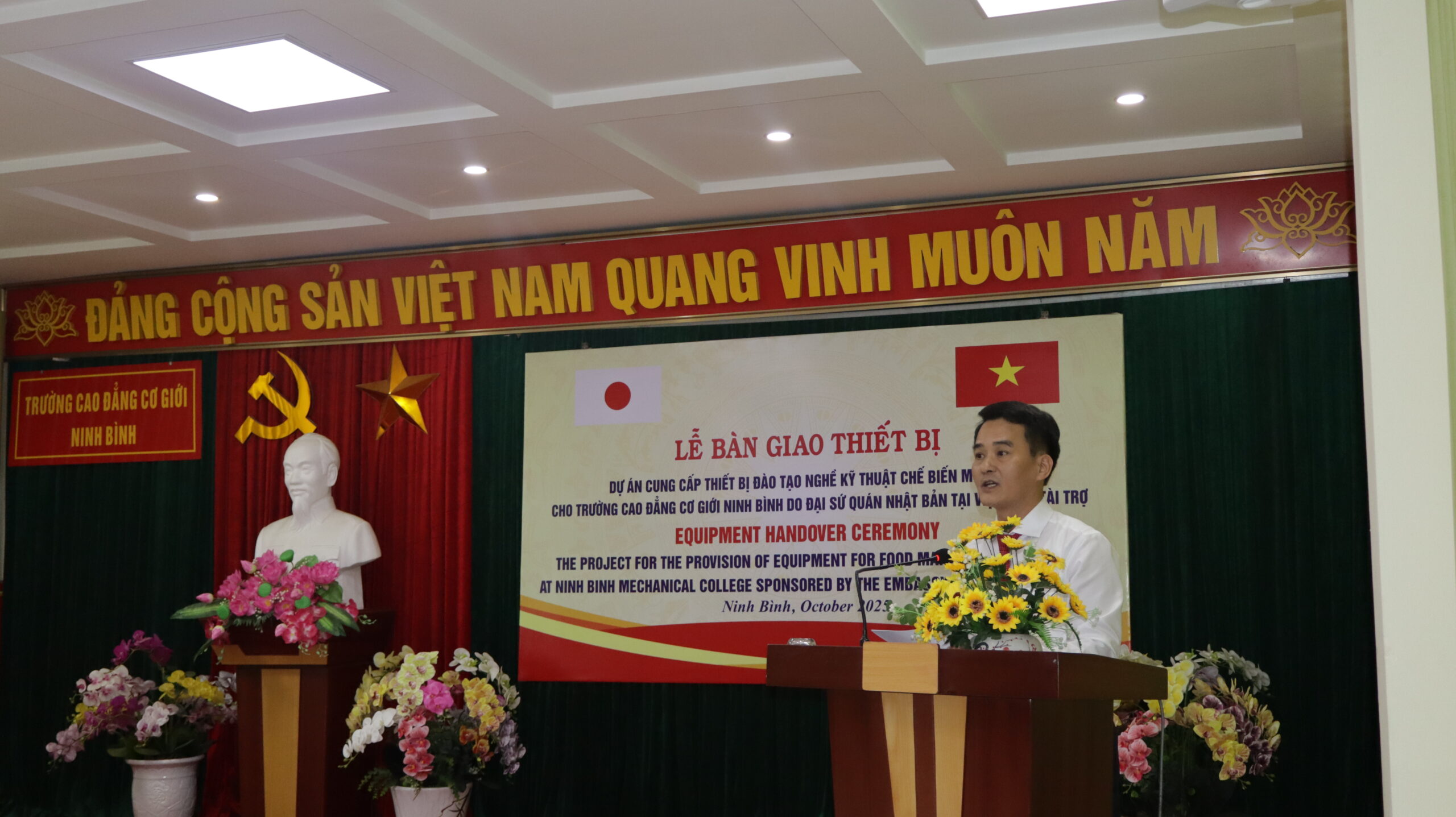 Trường Cao đẳng Cơ giới Ninh Bình nhận bàn giao thiết bị: Dự án “Cung cấp thiết bị đào tạo nghề Kỹ thuật chế biến món ăn cho Trường Cao đẳng Cơ giới Ninh Bình” sử dụng vốn thuộc Chương trình viện trợ không hoàn lại cấp cơ sở của Chính phủ Nhật Bản. 1 2 scaled