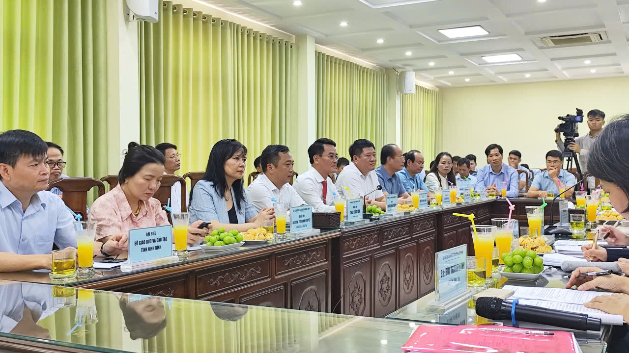 Trường Cao đẳng Cơ giới Ninh Bình nhận bàn giao thiết bị: Dự án “Cung cấp thiết bị đào tạo nghề Kỹ thuật chế biến món ăn cho Trường Cao đẳng Cơ giới Ninh Bình” sử dụng vốn thuộc Chương trình viện trợ không hoàn lại cấp cơ sở của Chính phủ Nhật Bản. 6 6