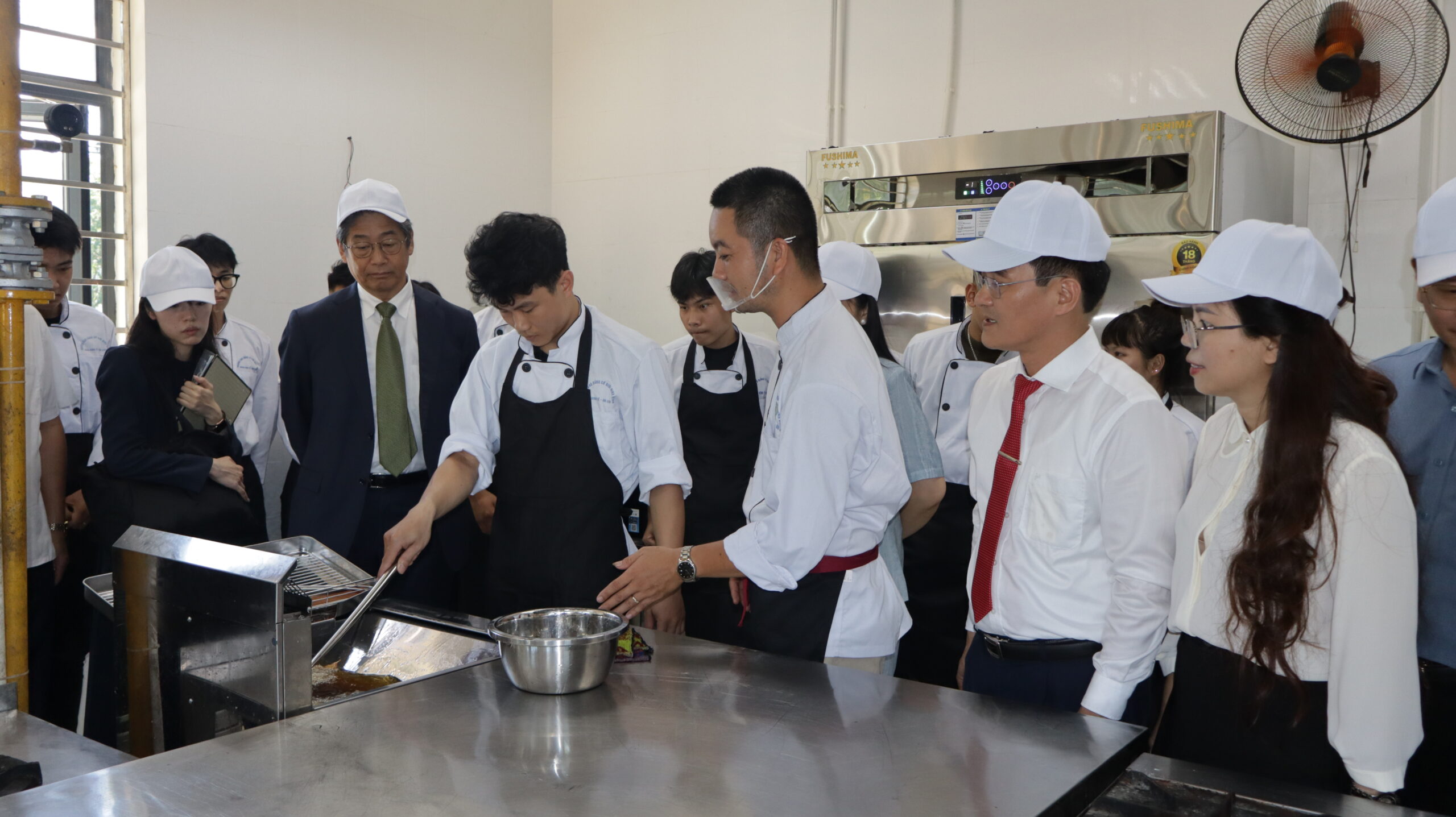 Trường Cao đẳng Cơ giới Ninh Bình nhận bàn giao thiết bị: Dự án “Cung cấp thiết bị đào tạo nghề Kỹ thuật chế biến món ăn cho Trường Cao đẳng Cơ giới Ninh Bình” sử dụng vốn thuộc Chương trình viện trợ không hoàn lại cấp cơ sở của Chính phủ Nhật Bản. 7 7 scaled