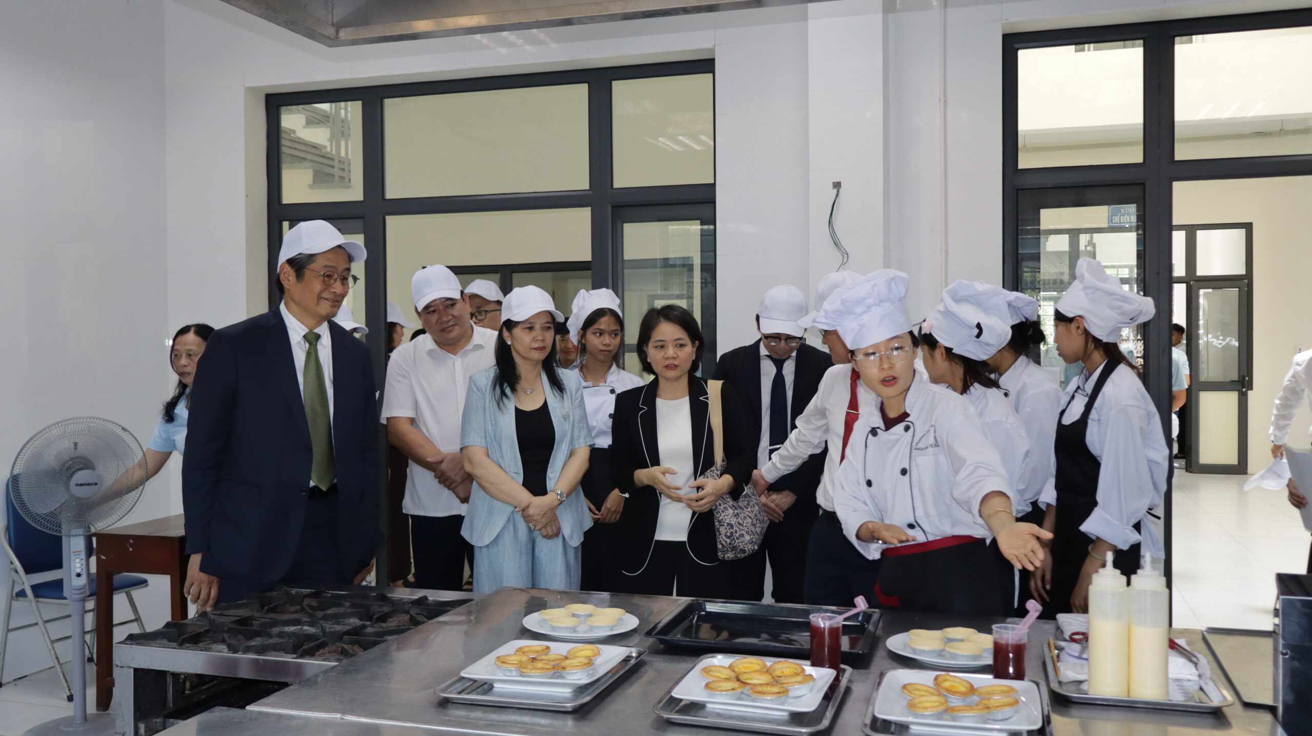 Trường Cao đẳng Cơ giới Ninh Bình nhận bàn giao thiết bị: Dự án “Cung cấp thiết bị đào tạo nghề Kỹ thuật chế biến món ăn cho Trường Cao đẳng Cơ giới Ninh Bình” sử dụng vốn thuộc Chương trình viện trợ không hoàn lại cấp cơ sở của Chính phủ Nhật Bản. 8 8 scaled