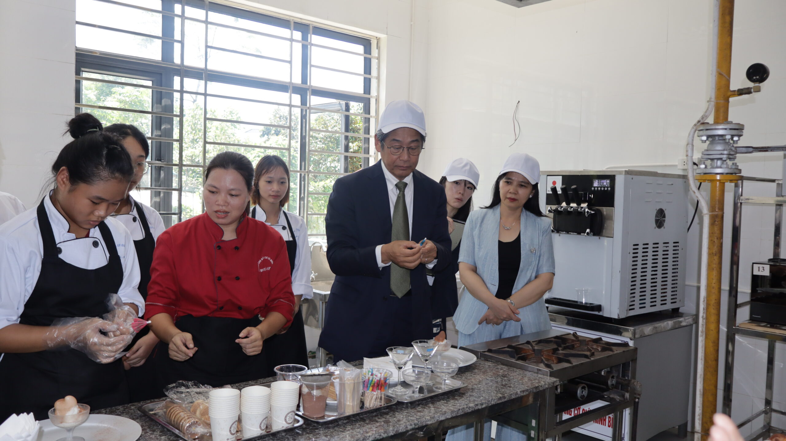 Trường Cao đẳng Cơ giới Ninh Bình nhận bàn giao thiết bị: Dự án “Cung cấp thiết bị đào tạo nghề Kỹ thuật chế biến món ăn cho Trường Cao đẳng Cơ giới Ninh Bình” sử dụng vốn thuộc Chương trình viện trợ không hoàn lại cấp cơ sở của Chính phủ Nhật Bản. 9 9 scaled
