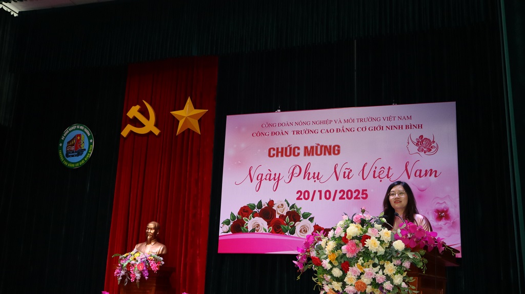 Công đoàn Trường Cao đẳng Cơ giới Ninh Bình tổ chức Kỷ niệm 95 năm ngày thành lập Hội Liên hiệp phụ nữ Việt Nam (20/10/1930 - 20/10/2025) 2 IMG 4128